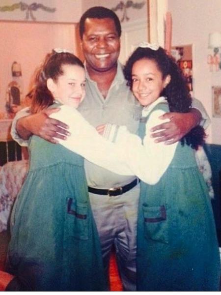 Fernanda Souza e Aretha Oliveira com Gésio Amadeu nos bastidores de 'Chiquititas' Fernanda Souza e Aretha Oliveira com Gésio Amadeu nos bastidores de 'Chiquititas'