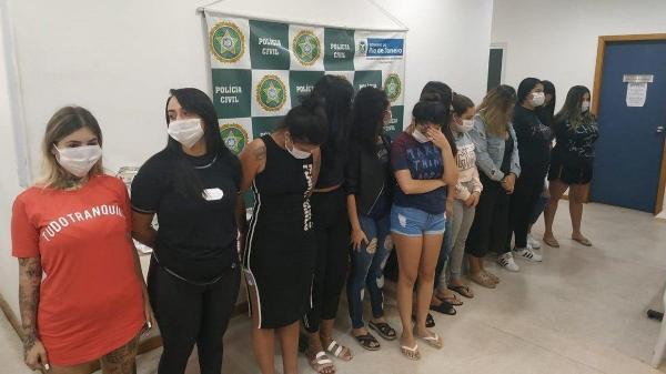 Isadora, de shorts jeans, foi presa hoje com 11 outras mulheres - Divulgação/Polícia Civil - Divulgação/Polícia Civil