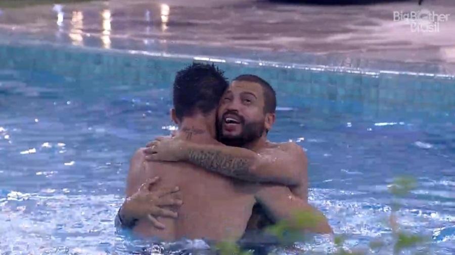 BBB 21: Arthur e Projota comemoram vitória na prova do líder com mergulho na piscina - Reprodução/Globoplay