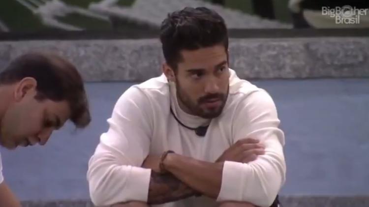 BBB 21: Arcrebiano conversa com Rodolffo e Caio no jardim - Reprodução/Globoplay - Reprodução/Globoplay