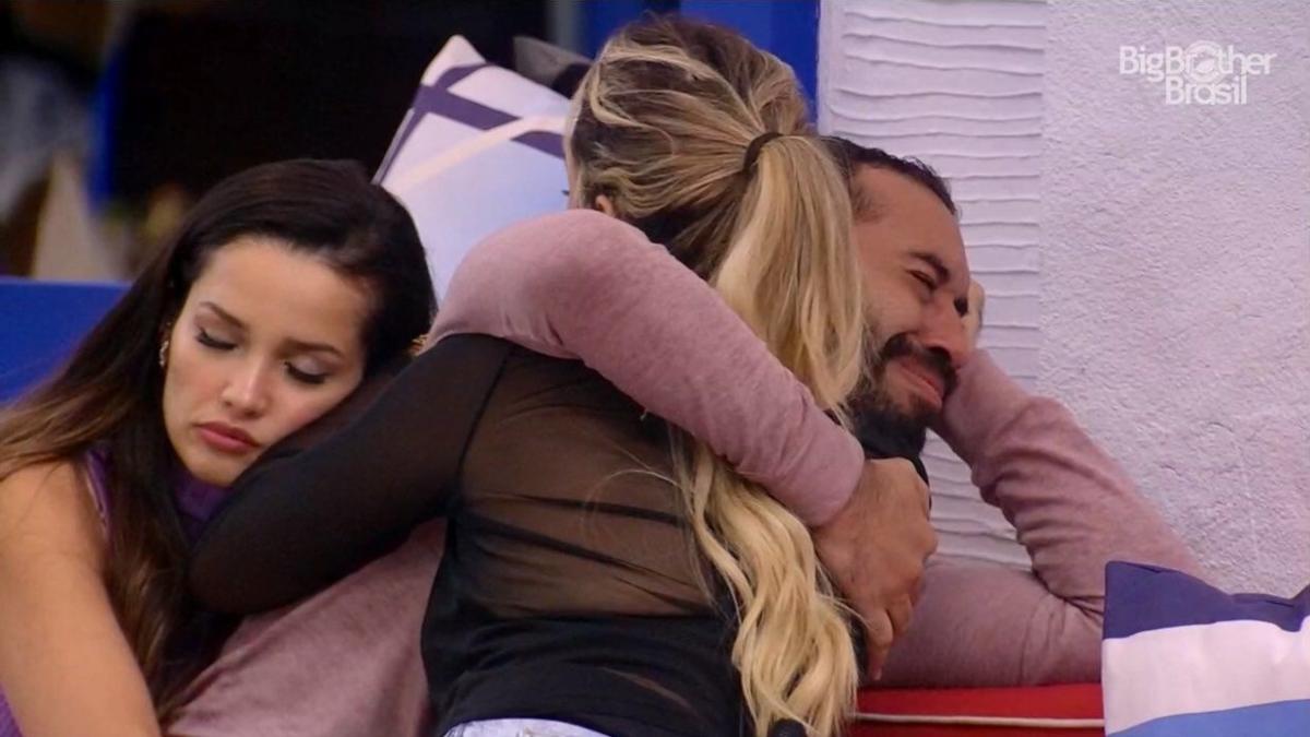 BBB 21: Sarah e Juliette abraçam Gilberto na área externa da casa - Reprodução/Globoplay