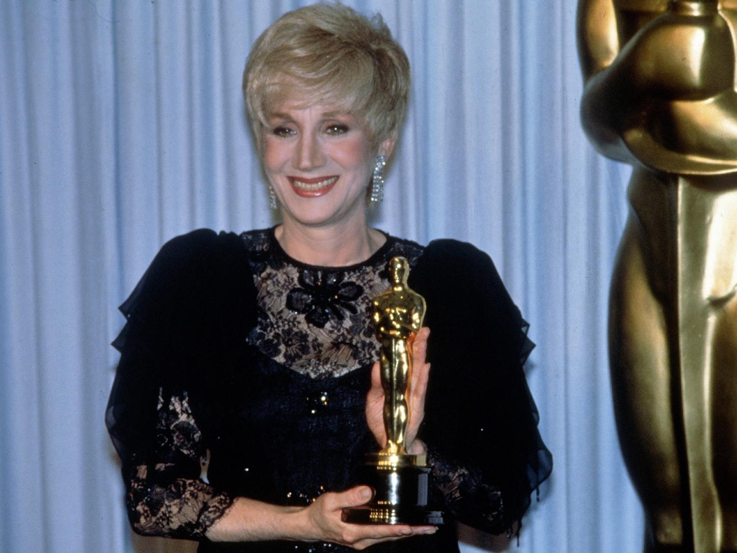 Olympia Dukakis com seu Oscar de melhor atriz coadjuvante em 1988 - Images Press/Getty Images