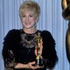 Olympia Dukakis com seu Oscar de melhor atriz coadjuvante em 1988 - Images Press/Getty Images