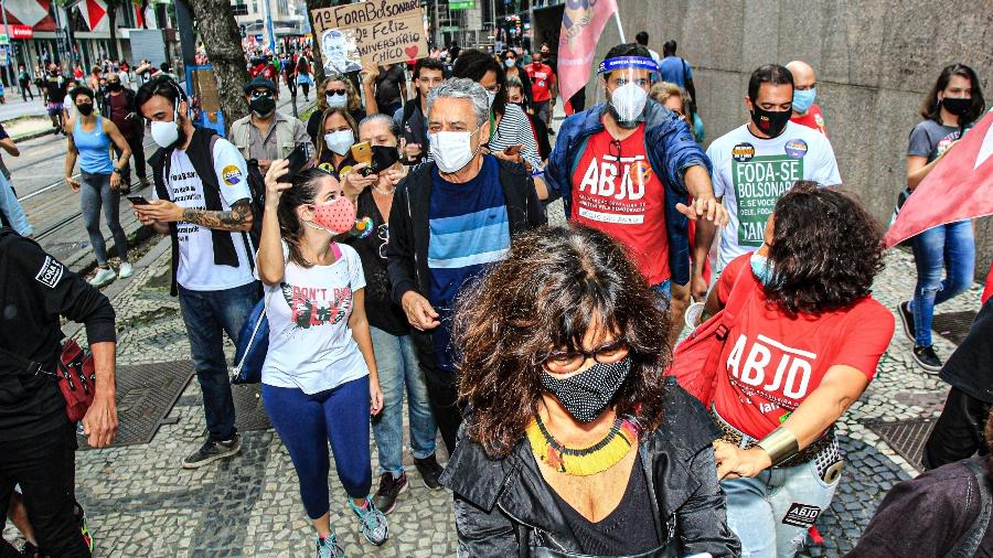 Chico Buarque é visto em protesto contra Bolsonaro - Fabricio Silva / AgNews