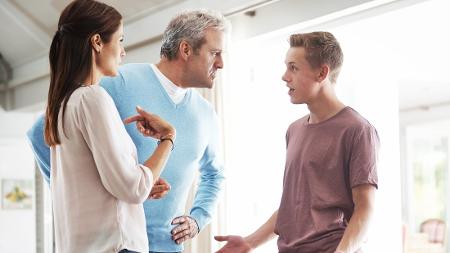 pais; adolescente; briga - iStock - iStock
