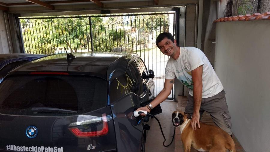 Leonardo Celli, seu BMW i3 e Maria Quilowatt, sua cadela - Arquivo Pessoal
