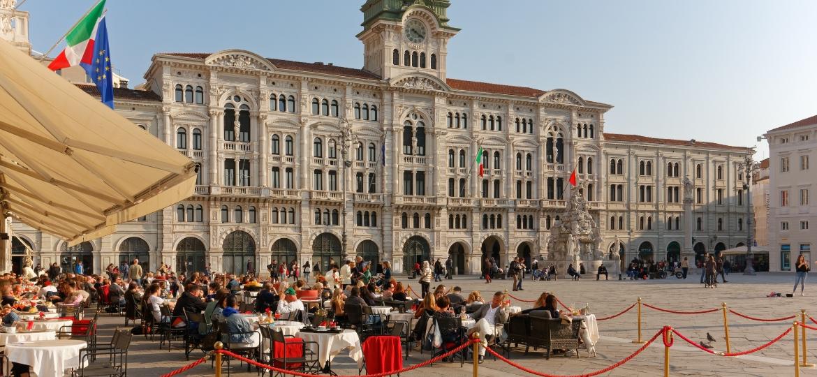 Caffé degli Specchi, o mais famoso café de Trieste na Piazza Unitá d"Itália - Emmeci74/Getty Images