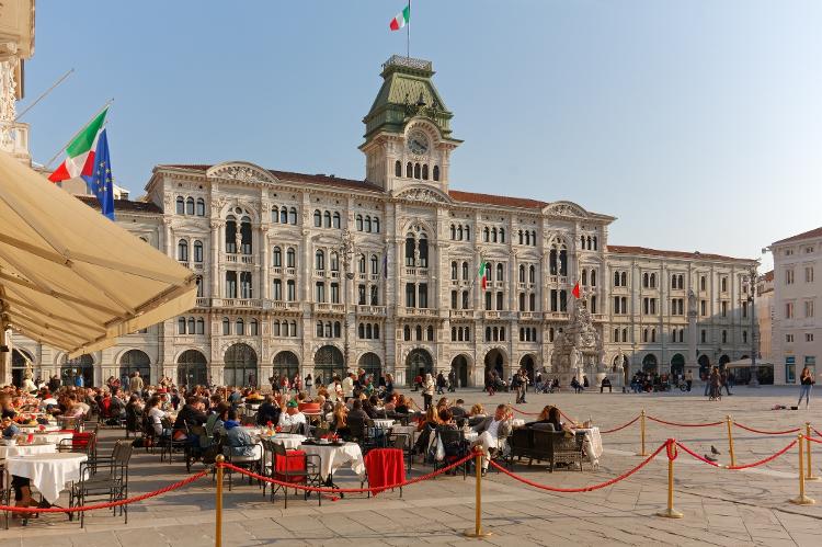 Caffé degli Specchi, o mais famoso café de Trieste: nada de pedir saladinha ou pãozinho com azeite para abrir os trabalhos