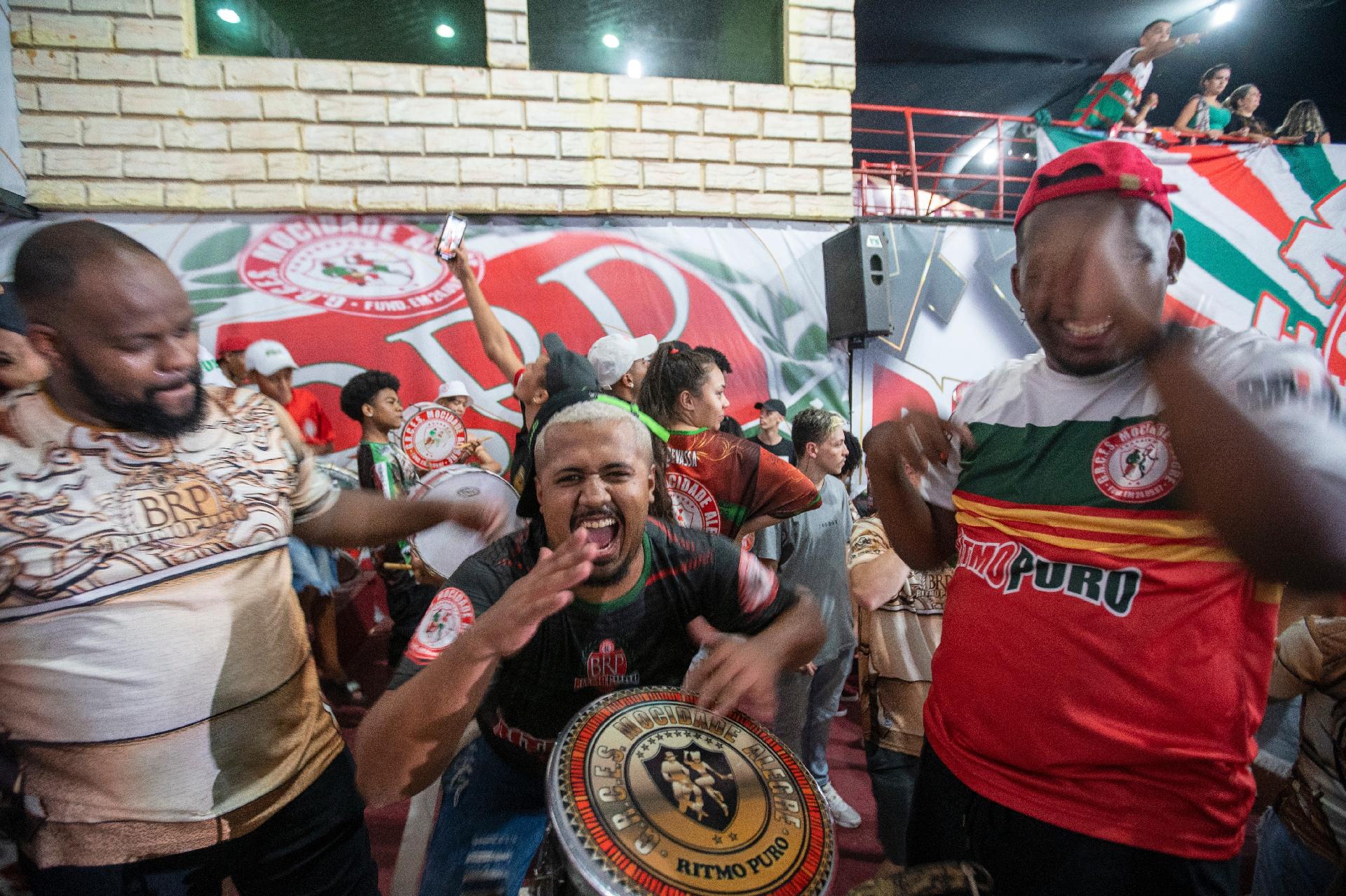 Campeã do Carnaval 2023 em São Paulo, Mocidade Alegre comemora na quadra o título após 9 anos -  André Porto/UOL
