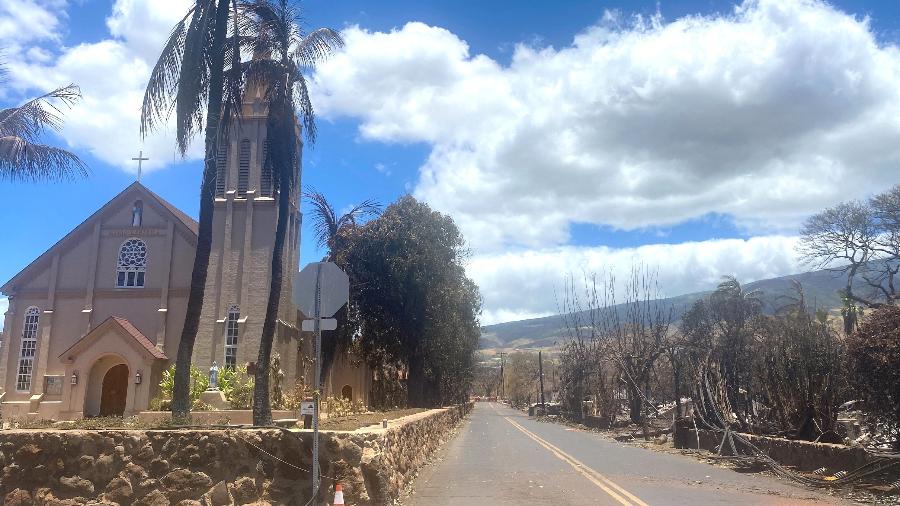 Igreja Católica Maria Lanakila, na cidade de Lahaina, ilha de Maui, no Havaí, sobreviveu aos incêndios florestais e foi fotografada na sexta (11) intacta em meio ao bairro destruído