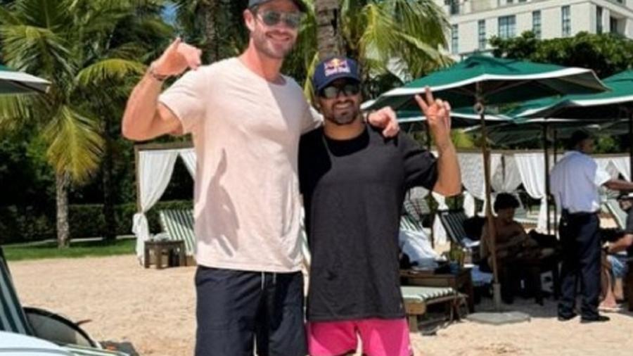 Chris Hemsworth posa ao lado de Ítalo Ferreira em um dia de surfe em São Paulo -  Reprodução/Instagram