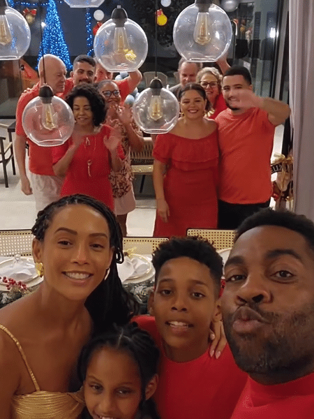 Lázaro Ramos e Taís Araujo postaram um vídeo com os filhos para desejar feliz Natal aos seguidores