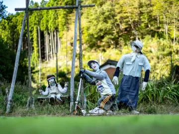 Cidade no Japão tem apenas uma criança e compensa 'vazio' com bonecos 