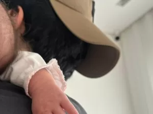 Luan Santana publica foto com a filha Serena no colo