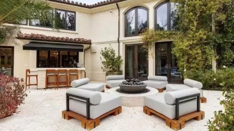 Fogueira na área externa da propriedade das Kardashians Fogueira na área externa da propriedade das Kardashians
