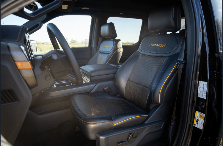 F-150 Tremor: No interior, há aplique exclusivos em laranja, e a inscrição "Tremor" nos bancos dianteiros F-150 Tremor: No interior, há aplique exclusivos em laranja, e a inscrição "Tremor" nos bancos dianteiros