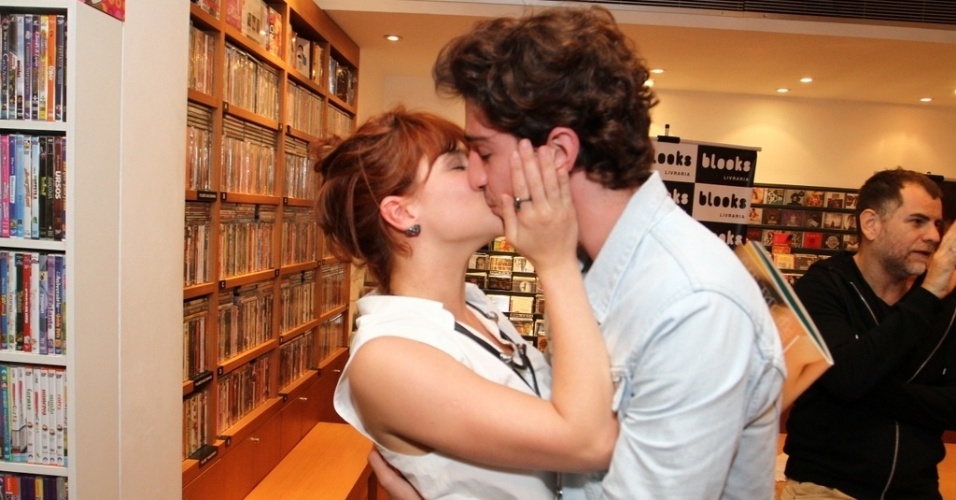 18.jun.2015 - A atriz Bruna Linzmeyer beija o ator Johnny Massaro no lançamento da Revista #1, em uma livraria no Rio