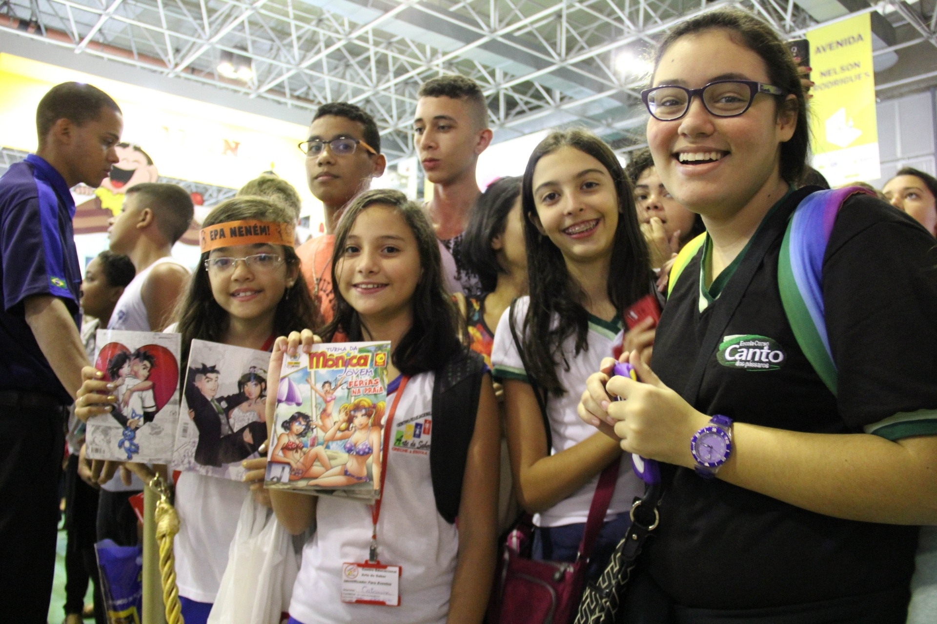 3.set.2015 - Fãs da Mônica posam com revistas da personagem no Riocentro - Estadão Conteúdo