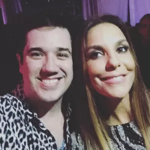 Ivete Sangalo posa com Jota Quest nos bastidores do Rock in Rio