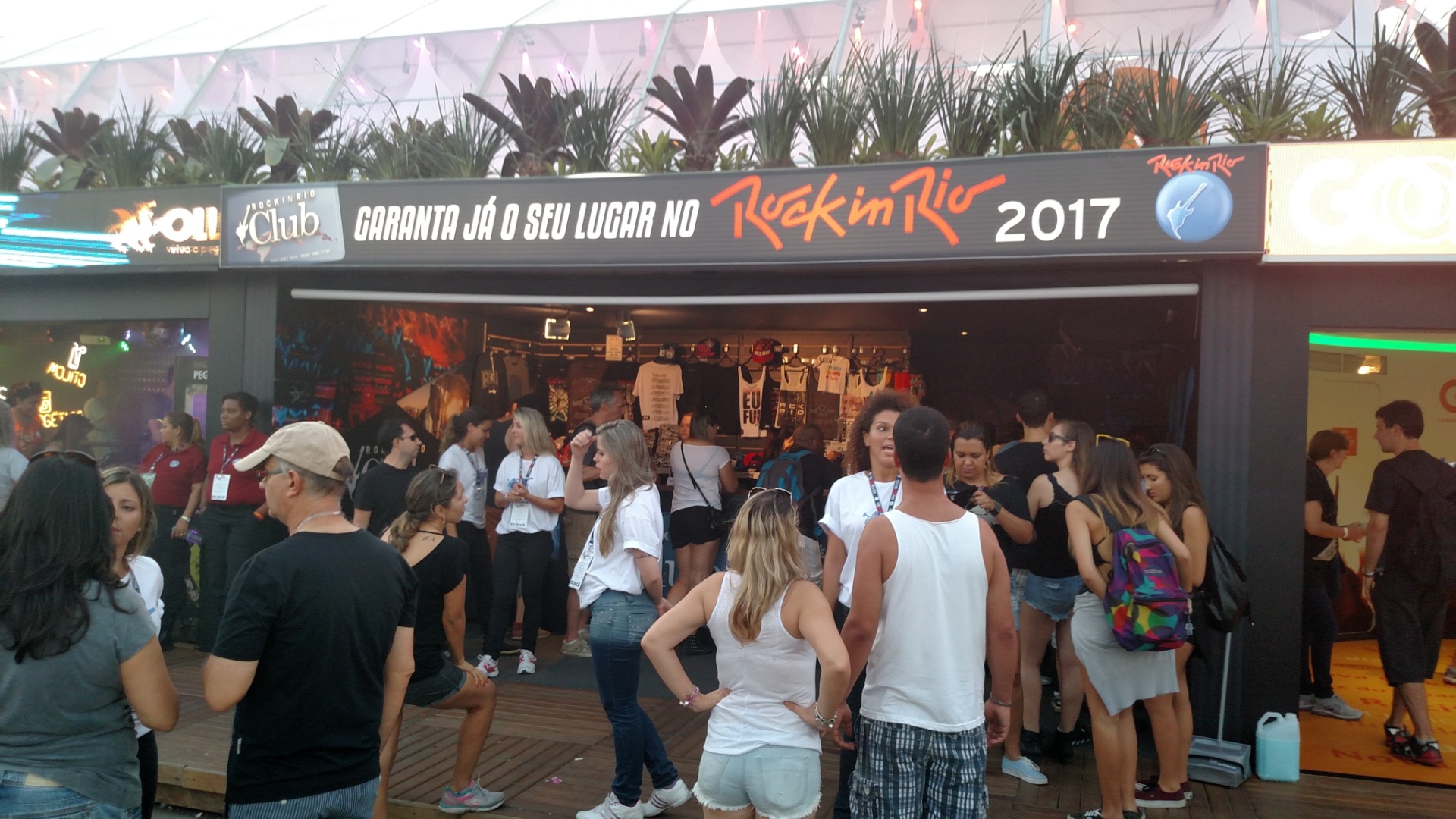 18.set.2015 - Fãs faz fila para a pré-venda do Rock in Rio 2017, com ingressos por R$ 79,90 para o festival que acontecerá dentro de dois anos. - Leonardo Rodrigues/UOL