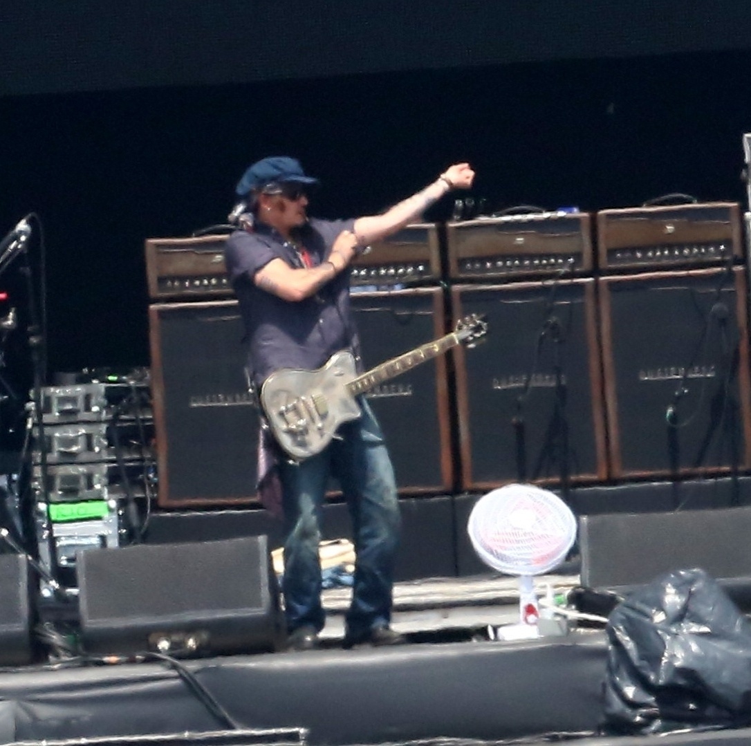 23.set.2015 - O astro Johnny Depp passa o som na Cidade do Rock, no Rio, com o Holywood Vampires. Supergrupo, que também conta com Alice Cooper, Joe Perry, Duff McKagan e Matt Sorum, se apresenta nesta quinta (24) no Rock in Rio - Gabriel Rangel/AgNews