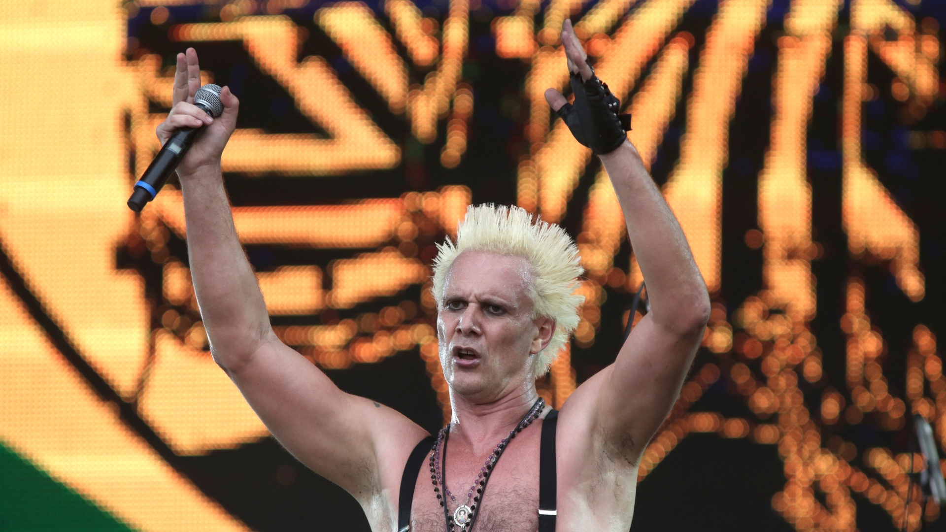 26.set.2015 - Supla junto com seu irmão João formam o Brothers of Brazil, que abre o palco Sunset durante o sexto dia do festival Rock in Rio 2015. - Marco Antônio Teixeira/UOL