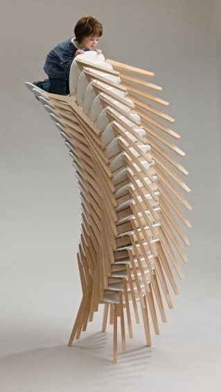 12.out.2015 -  A peça The Observer (2010), de Patricia Piccinini, onde um curioso menino observa o mundo de um ponto de vista privilegiado e perigoso, o alto de uma pilha inclinada de cadeiras - Divulgação