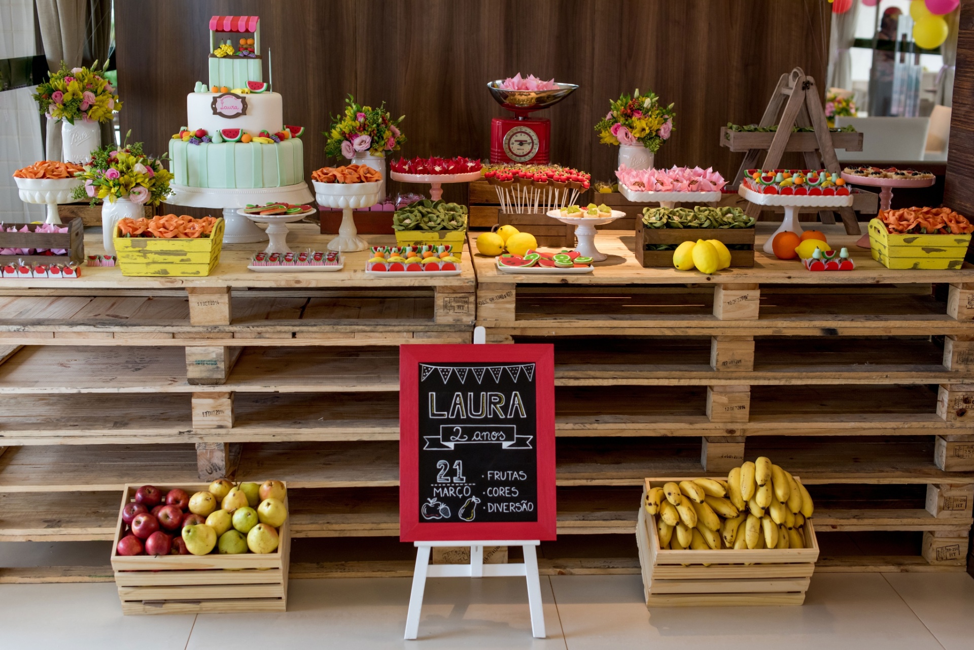 Nesta festa, a lousa foi usada na decoração, feita por Kelly Pinheiro, da Bella Fiore (www.blogbellafiore.com), bem em frente à mesa do bolo. Nela, estavam escritas informações sobre a aniversariante e o tema da comemoração - Tarciana Araújo/Divulgação