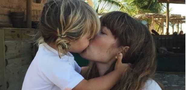 Em suas primeiras fotos do Brasil, Courtney parece estar conseguindo o objetivo de desacelerar e ficar mais com os filhos - Courtney Adamo/Reprodução - Courtney Adamo/Reprodução