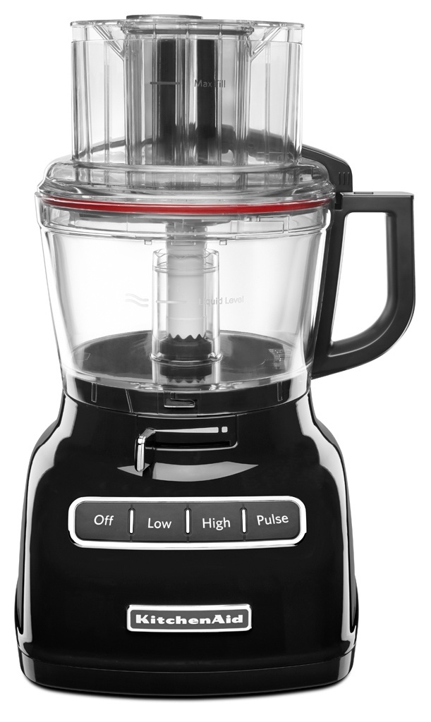 Com capacidade para 2,1 l, o processador Kitchenaid (www.kitchenaid.com.br) tem duas velocidades e tubo de alimentação 3 em 1 com socador. Sua lâmina multiuso corta, pica e mistura e a tampa promete vedação contra vazamentos - Divulgação