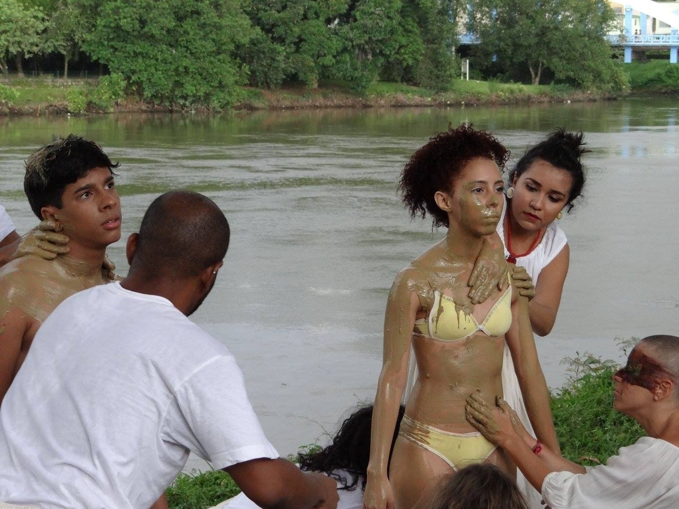 28.dez.2015 - Um grupo de atores de Barra Mansa (RJ) homenageou no rio Paraíba do Sul as vítimas da lama que vazou de uma barragem em Mariana (MG) - Cleston Teixeira/Divulgação