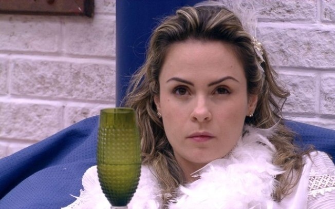 Ana Paula observando os brothers depois de ter sido "eliminada" no paredão falso - Reprodução/TV Globo