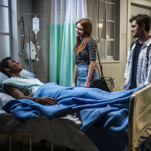Em "Totalmente Demais", Eliza (Marina Ruy Barbosa) e Jonatas (Felipe Simas) visitam Wesley (Juan Paiva) no hospital - Renato Rocha Miranda/TV Globo - Renato Rocha Miranda/TV Globo