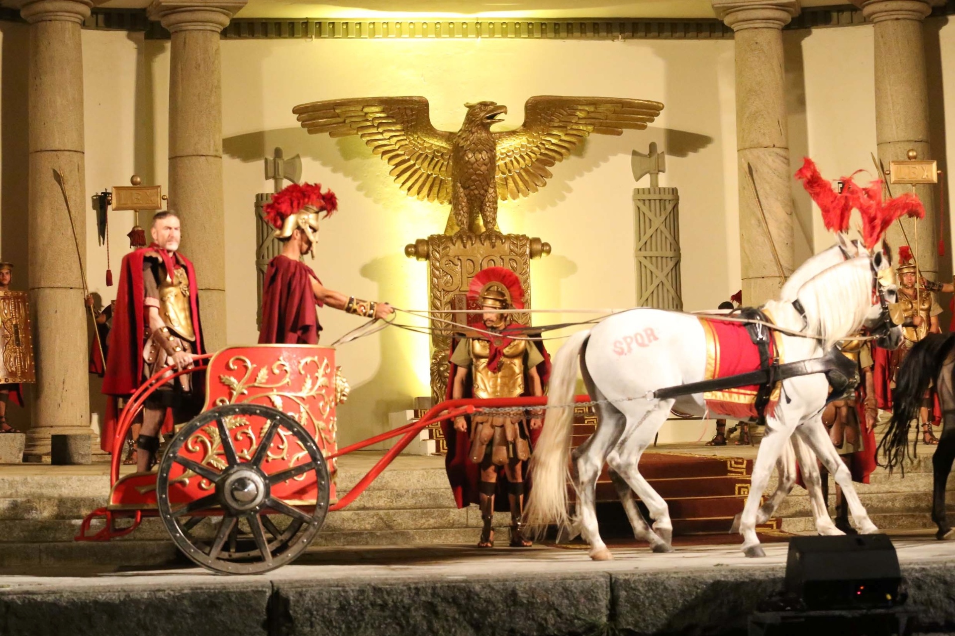 25.mar.2016 - Cena que mostra Pilatos chegando ao Fórum. A Paixão agrega cerca de 600 profissionais incluindo técnicos, eletricistas, sonoplastas, contra regras, maquiadores, cabeleireiros, e costureiras, entre outros - João Tavares/Divulgação