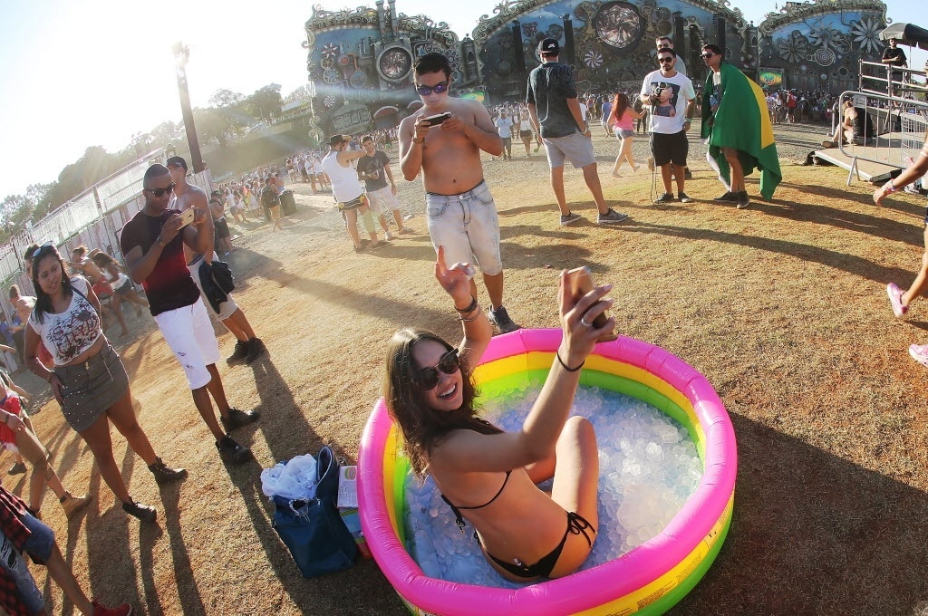 21.abr.2016 - Piscina infantil virou opção para tentar aplacar o calor - Flávio Florido/UOL