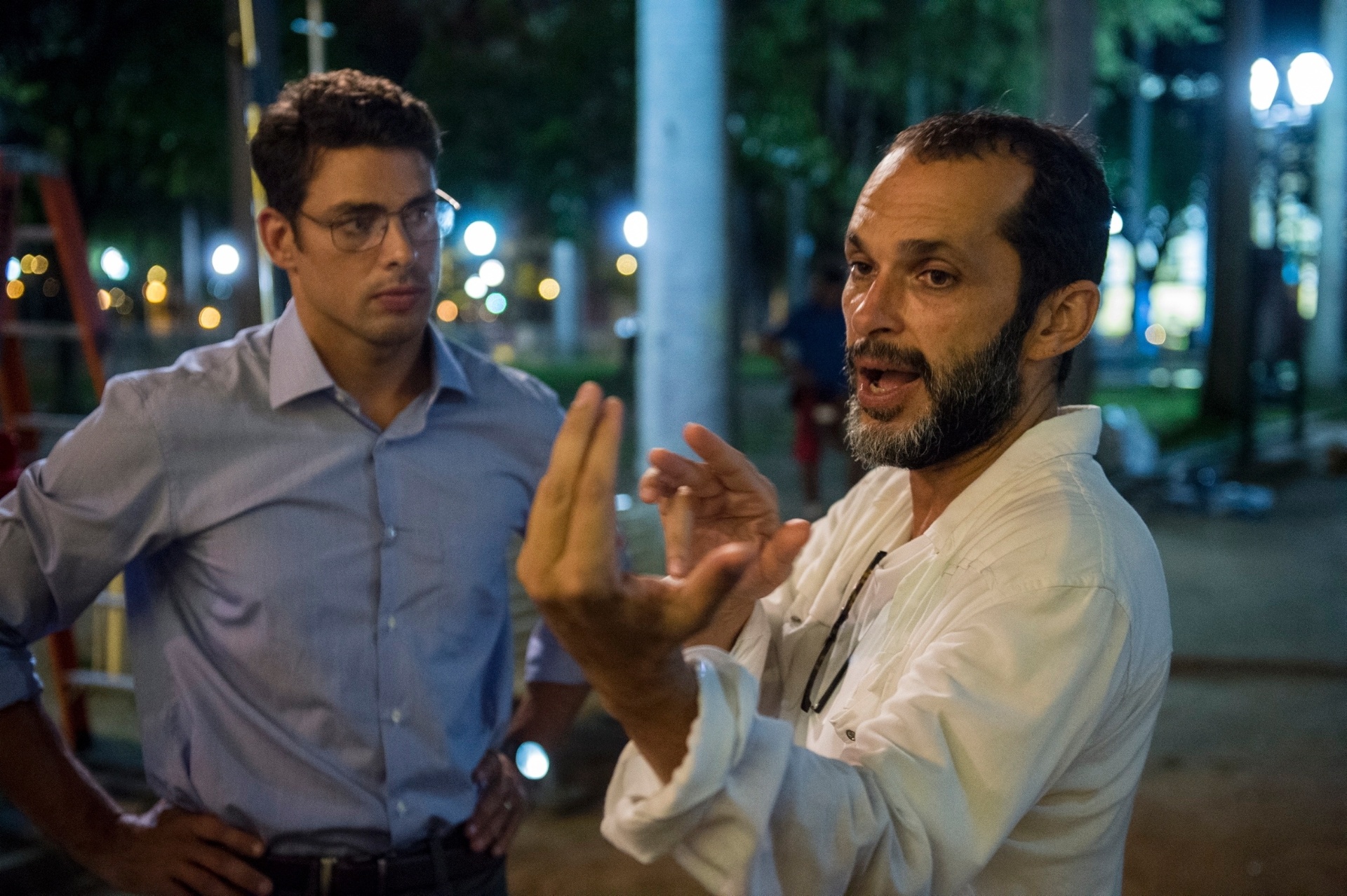 O diretor José Luiz Villamarim conversa com Cauã Reymond nos bastidores de gravação de "Justiça" em Recife. A minissérie contará quatro histórias diferentes que se interligam em alguns momentos - Divulgação/TV Globo