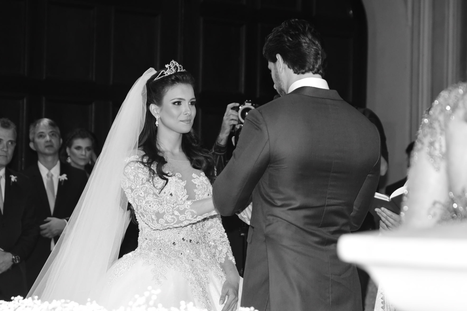 4.set.2016 - Kamilla Salgado e Eliéser Ambrósio trocam alianças na capela da PUC-SP. Os ex-BBBs se casaram na tarde deste domingo em uma cerimônia religiosa. Kamilla e Eliéser se conheceram na 13ª edição do reality show - Leo Franco/AgNews