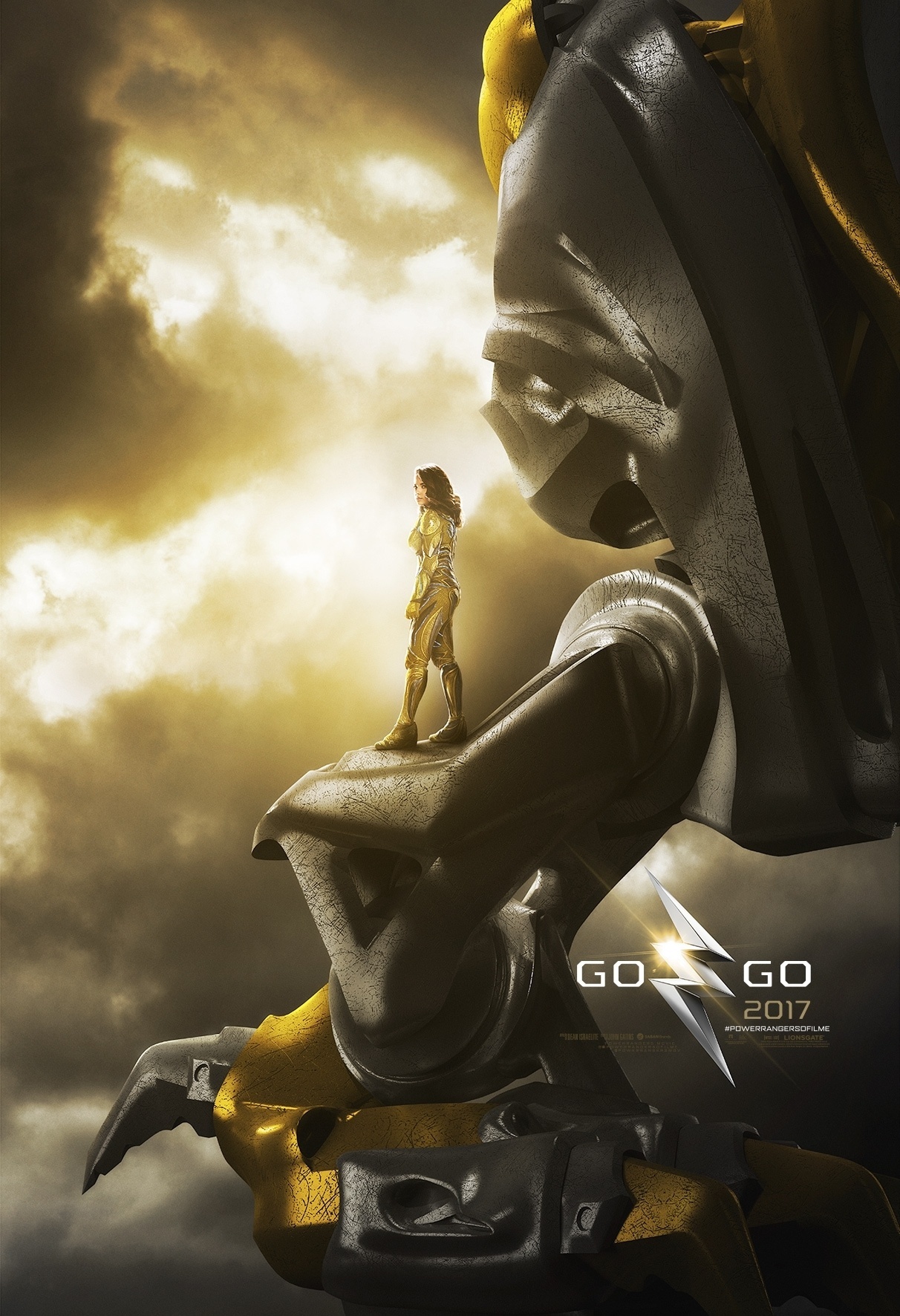 No cartaz, a Power Ranger amarela. O filme terá no elenco os atores Dacre Montgomery, RJ Cyler, Naomi Scott, Becky G, Ludi Lin, Elizabeth Banks e Bryan Cranston - Divulgação