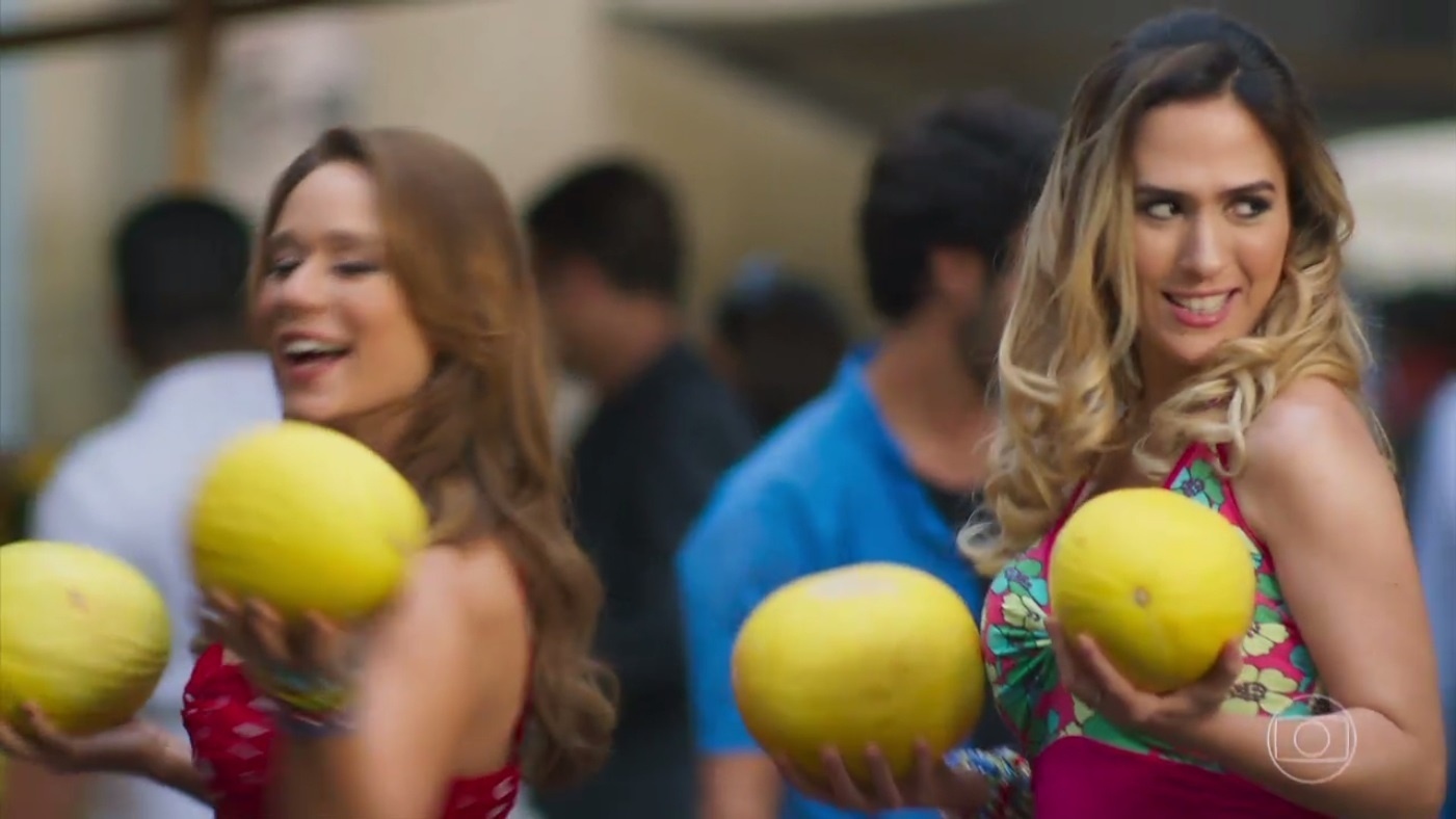 Tancinha ensina Fedora a vender melões na feira no último capítulo de "Haja Coração" - Reprodução/TV Globo