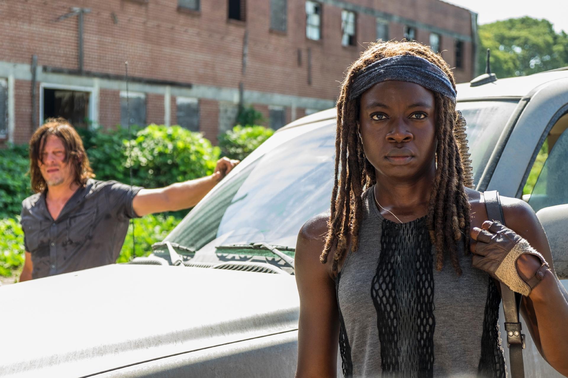 Daryl (Norman Reedus) e Mochonne (Danai Gurira) em cena da sétima temporada de "The Walking Dead"  - Divulgação/Fox 