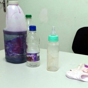 Polícia apreendeu galão com produto de limpeza, garrafa com rótulo de suco e mamadeira