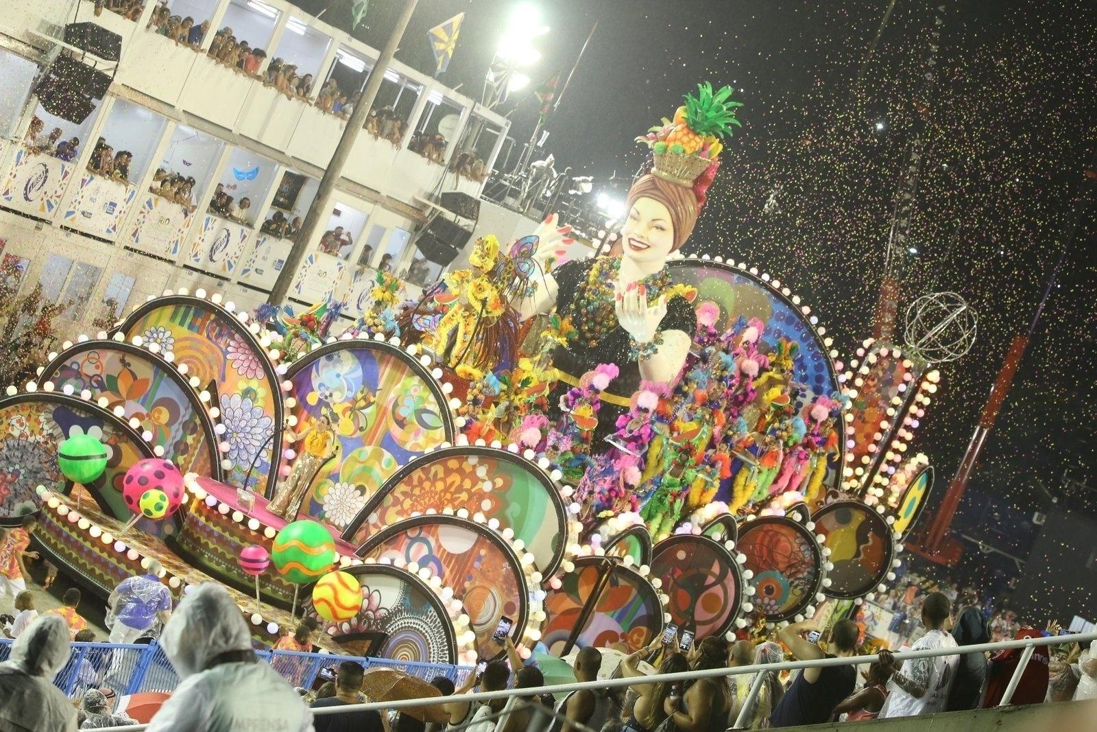 Acidente com carro da Paraíso do Tuiuti deixou feridos na primeira noite de desfiles das escolas do Rio de Janeiro, na Sapucaí - AgNews