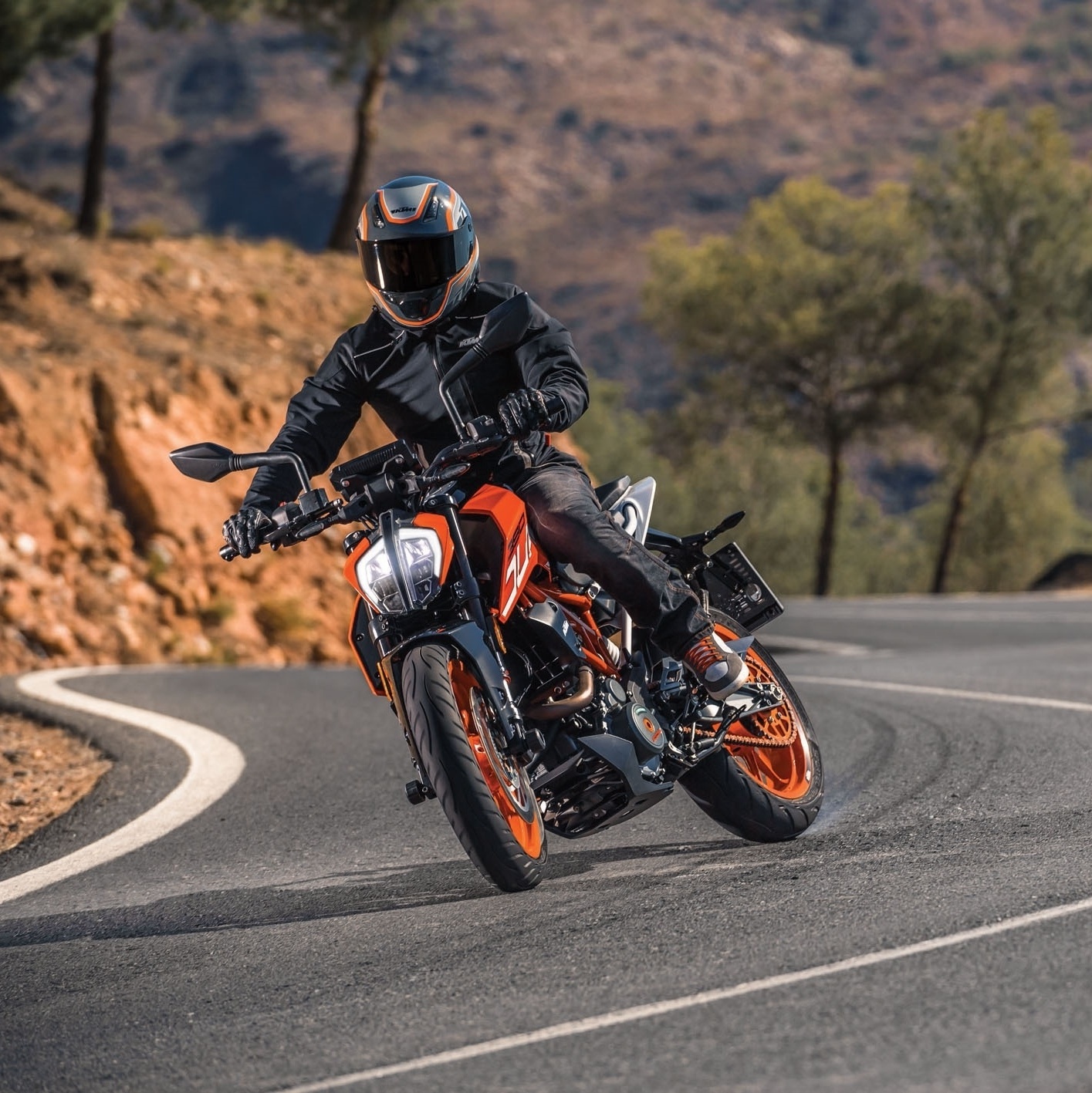 Conectada ao smartphone, nova KTM 390 Duke chega ao Brasil em 2018 -  17/04/2017 - UOL Carros