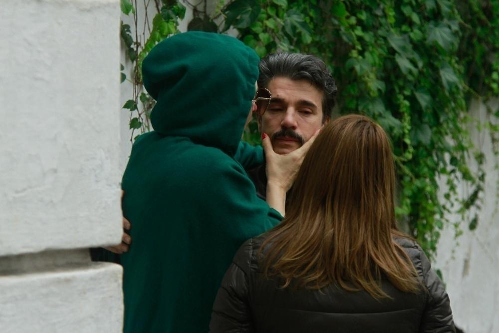 Claudia Raia teve que consolar o marido Jarbas Homem de Mello, que é diretor do musical "Forever Young". O espetáculo estava em cartaz , no Teatro Raul Cortez, em São Paulo. Mutura trabalhava ao lado dos atores Carmo Della Vecchia, Paula Capovilla e outros artistas - Amauri Nehn/Brazil News