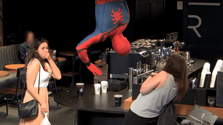 Homem-Aranha trolla clientes em cafeteria de Nova York - Reprodução
