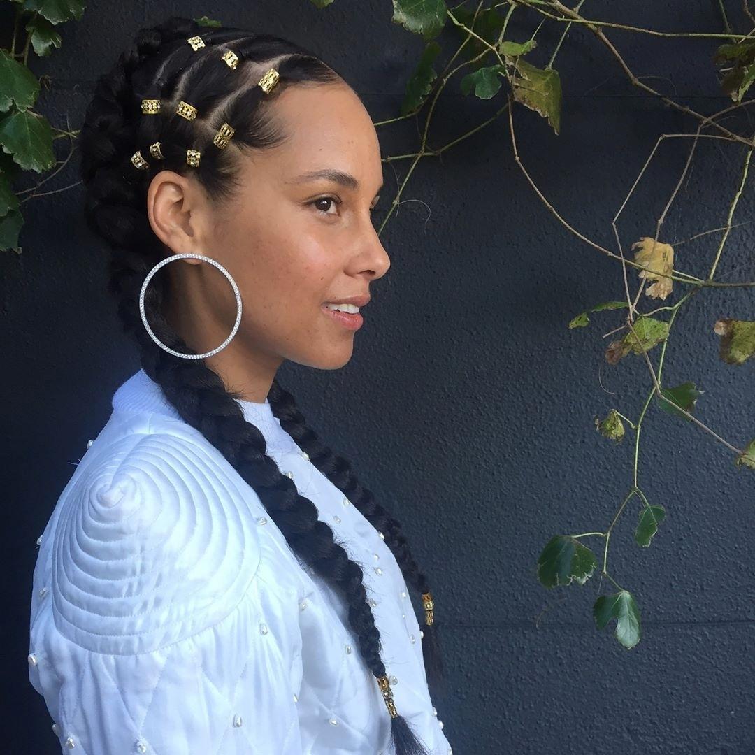 Tranças com enfeites e finalização dupla - Reprodução/Instagram