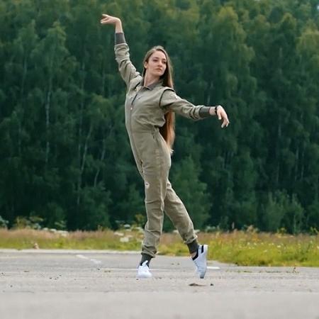 Ekaterina Voronina, bailarina e piloto de avião na Rússia - Reprodução/BBC - Reprodução/BBC