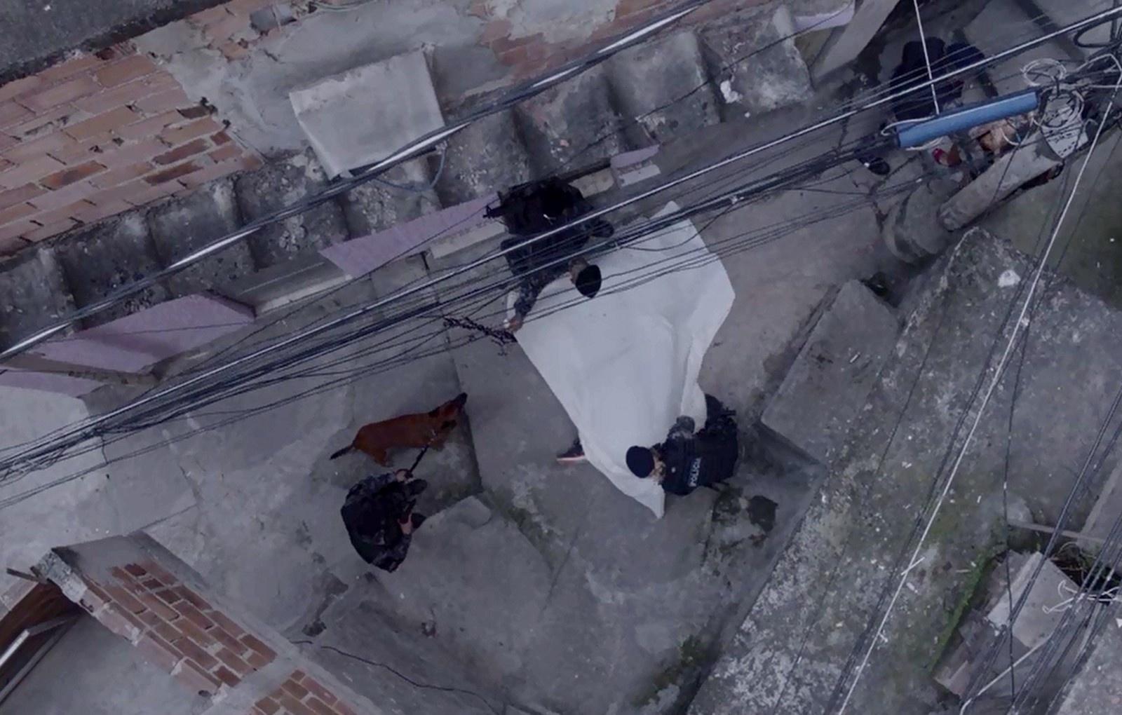 Policiais cobre o corpo de Rubinho (Emilio Dantas), que morre pelas mãos de Sabiá (Jonathan Azevedo) - Reprodução/A Força do Querer/GShow