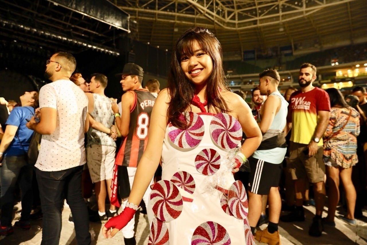 Rafaela Tsunoda, 20, preparou um figurino com pirulitos para ir ao show da cantora Katy Perry, em São Paulo - Mariana Pekin/UOL