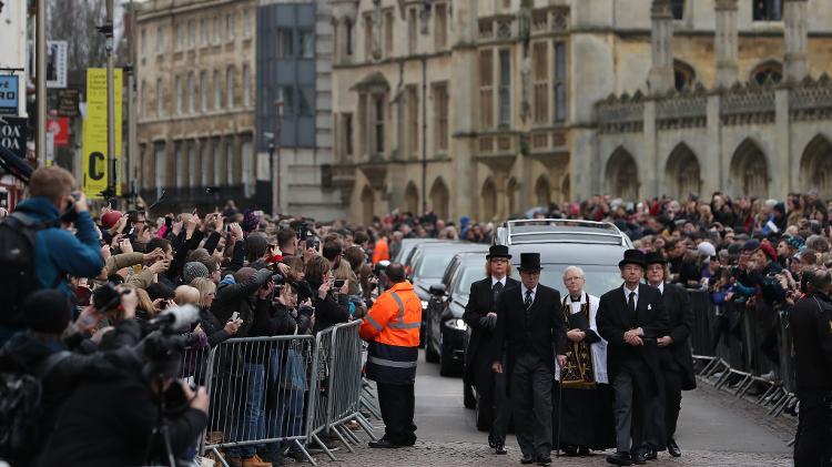Centenas de pessoas acompanham funeral de Stephen Hawking em Cambridge, Inglaterra - Daniel Leal-Olivas/AFP Photo - Daniel Leal-Olivas/AFP Photo